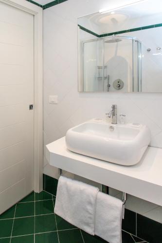Standard Single Room with Balcony image 6