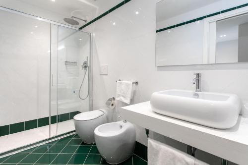 Classic Double or Twin Room with French Balcony image 5