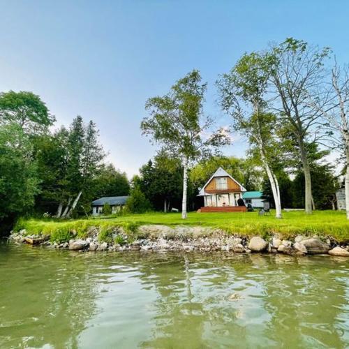 Alisha Lakefront Cottage