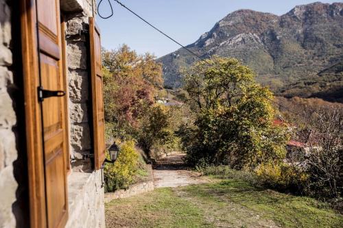 Πέτρινη κατοικία με υπέροχη θέα στο όρος Κόζιακα.