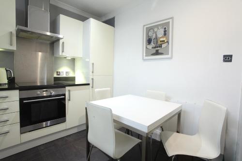 Walk to Notting Hill /Paddington 1 B/R with patio - main image