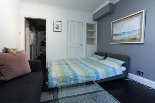 Walk to Notting Hill /Paddington 1 B/R with patio - image 9