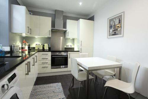 Walk to Notting Hill /Paddington 1 B/R with patio - image 8
