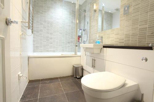 Walk to Notting Hill /Paddington 1 B/R with patio - image 10