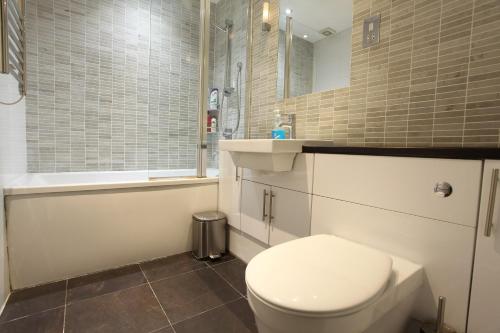 Walk to Notting Hill /Paddington 1 B/R with patio - image 12