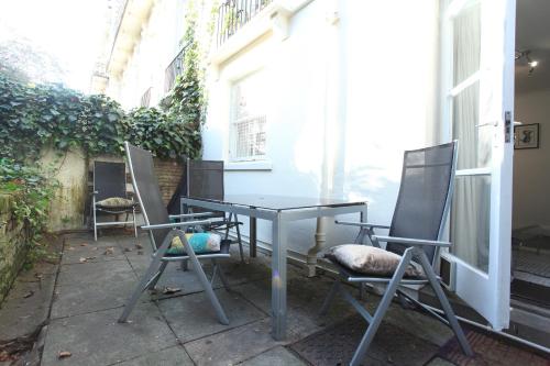 Walk to Notting Hill /Paddington 1 B/R with patio - image 11