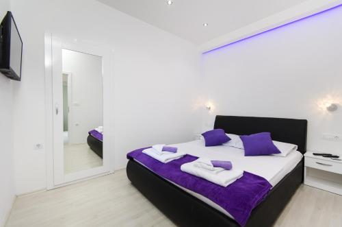 1 queen bed, 1 sofa bed