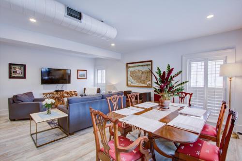 The Charleston Chestnut Mansion The Charleston Chestnut Mansion