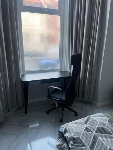Amazing 3 bedroom, 2 bathroom, ground floor flat with garden, near train Station and bus stop, Londýn (fotografie 2)