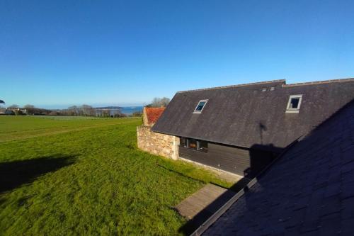 Large farmhouse with garden and sea view for 8 people