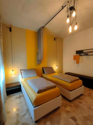 Zeljko's yellow & brown room in Vicenza