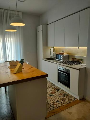 Kjøkken, Zeljko's yellow & brown room in Vicenza