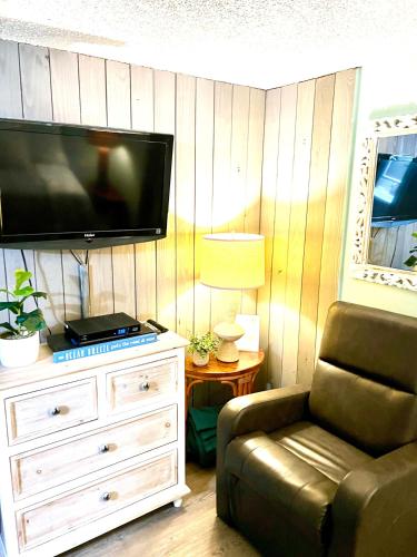 Sandy Feet Retreat - At Symphony Beach Club in Ormond Beach, USA