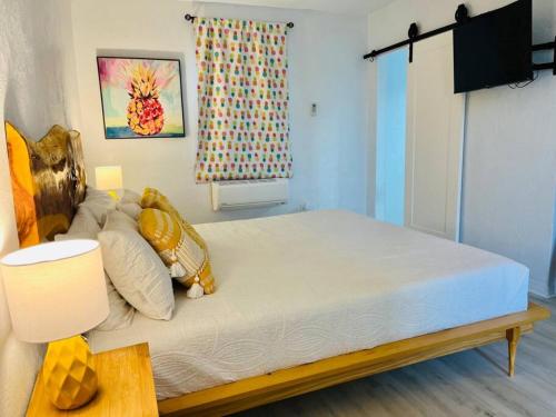 Pineapple Shores Retro Motel 10 in Daytona Beach, USA