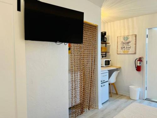 Pineapple Shores Retro Motel 10 in Daytona Beach, USA