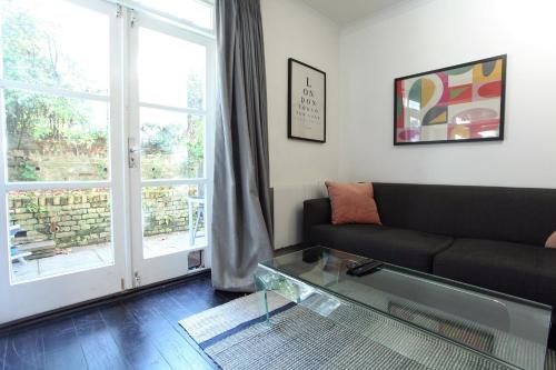 Walk to Notting Hill /Paddington 1 B/R with patio - image 10