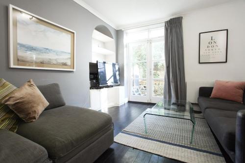 Walk to Notting Hill /Paddington 1 B/R with patio - image 14