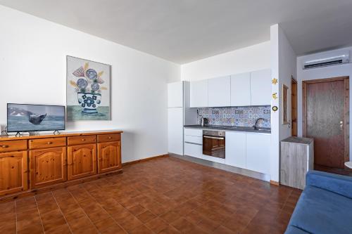 virtuve, HOST4U - LISA&MAGGIE Pool Apartments with Beautiful View on Lake of Garda in Muscoline