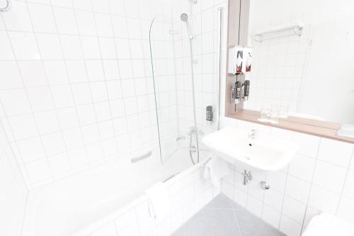 Double Room image 10
