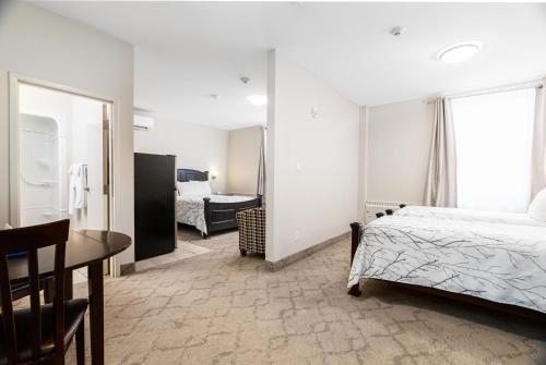 Family Suite with Full Bath and Kitchenette