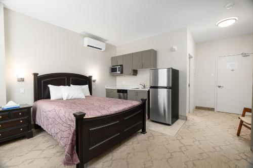 Queen Bed with Full Bath and Kitchenette