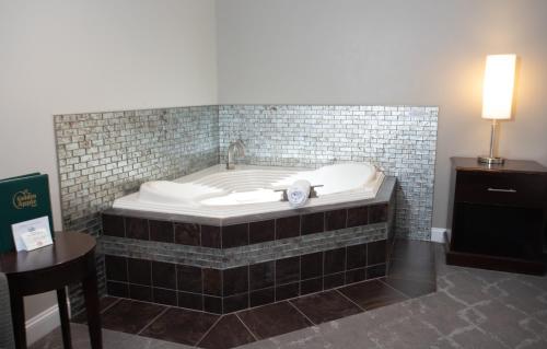 อ่างแช่น้ำร้อน, Golden Apple Inn in บาร์ตเลต (NH)