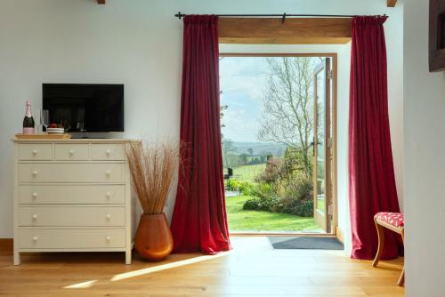 Linhay at East Trenean Farm -Luxury retreat for 2 with stunning rural views, private hot tub and EV charging, Looe (fotografie 5)