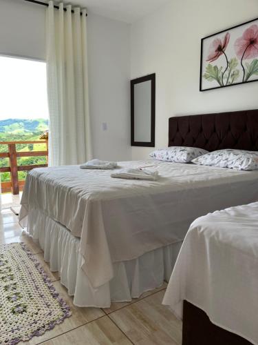 2 queen beds, 2 twin beds, 2 futon beds