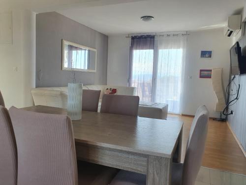 Cozy Two-Bedroom Apartment - image 9