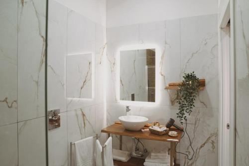 Sisina Luxury Room Jacuzzi & Piscina 2
