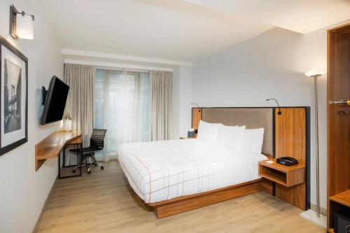 La Quinta by Wyndham Time Square South - image 13