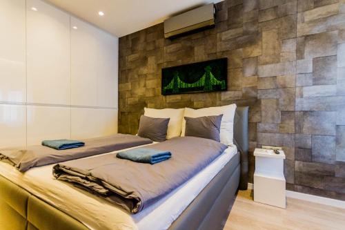 Chain Bridge Studio Apartment - image 8