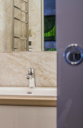 Chain Bridge Studio Apartment - image 12
