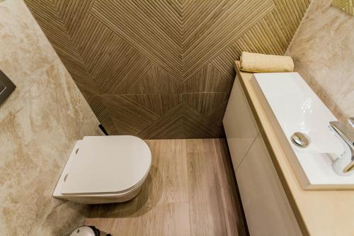 Chain Bridge Studio Apartment - image 6