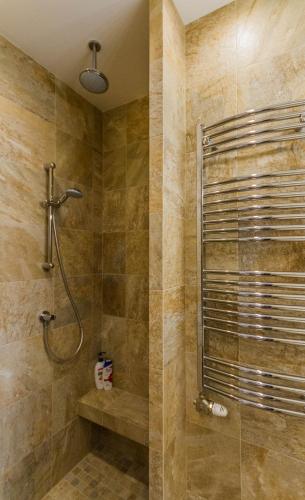 Chain Bridge Studio Apartment - image 11