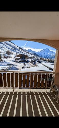 Au pied des pistes avec panorama sur les montagnes - image 7