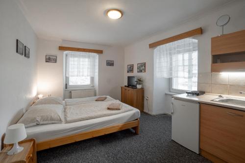1 queen bed, 1 twin bed