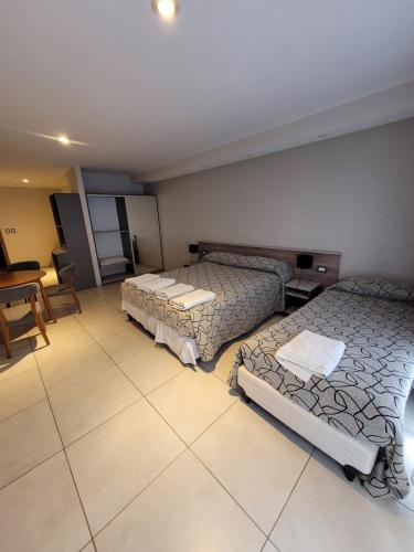 1 queen bed, 1 twin bed