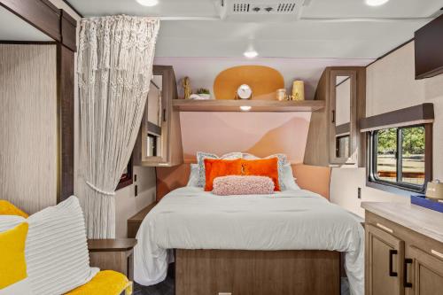 Park access! Bars & Restaurants close-by! Outdoor heater