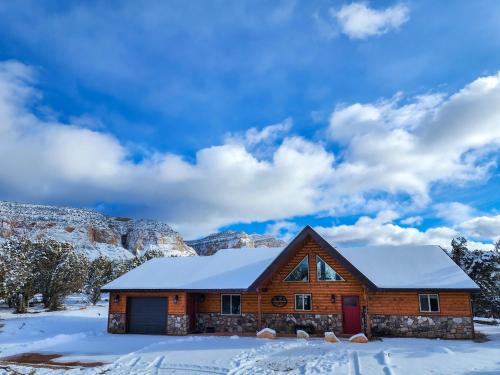 Skyfall Cabin. Stunning views, Hot Tub, minutes from Zion