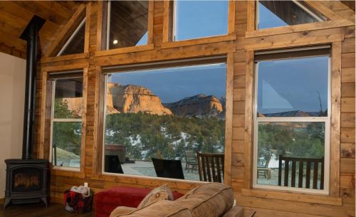 Skyfall Cabin. Stunning views, Hot Tub, minutes from Zion