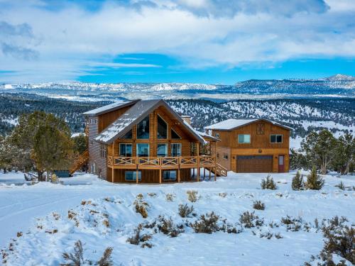 Copper Rock Ridge- Luxury, Pool Table, Hot Tub between Zion and Bryce