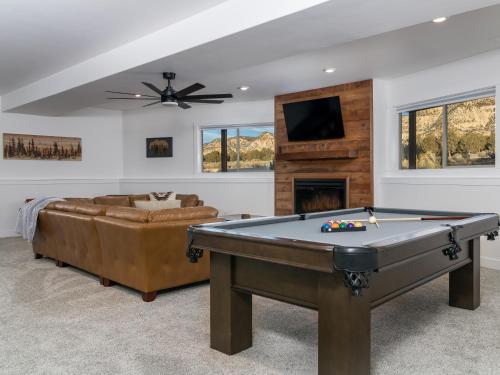 Copper Rock Ridge- Luxury, Pool Table, Hot Tub between Zion and Bryce