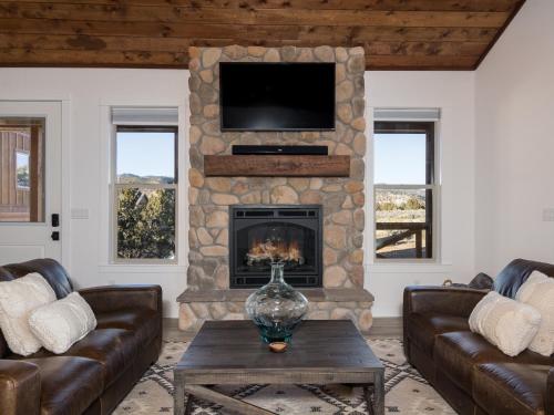 Copper Rock Ridge- Luxury, Pool Table, Hot Tub between Zion and Bryce