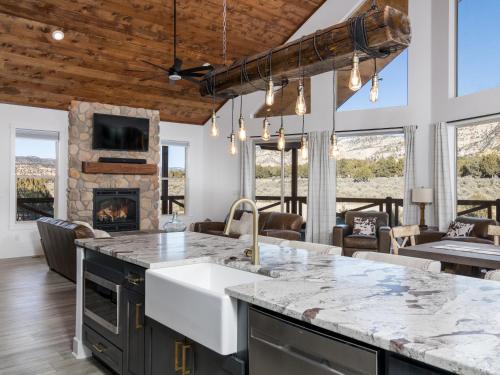 Copper Rock Ridge- Luxury, Pool Table, Hot Tub between Zion and Bryce
