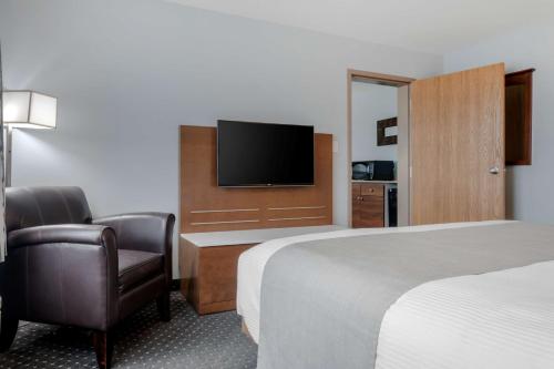 One-Bedroom King Suite with Sofa Bed and Jetted Tub