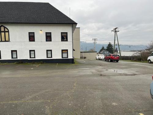 Chars Landing Hostel in Port Alberni, Canada