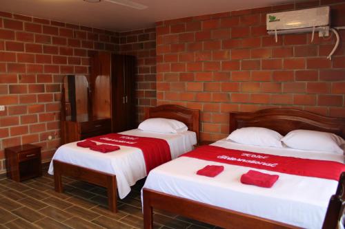 1 queen bed, 1 twin bed