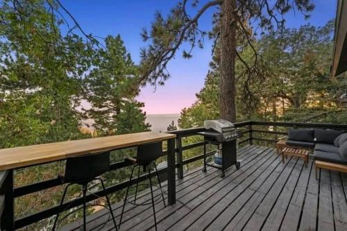 Updated Mountain Cabin Retreat with 180 views off Deck and Balcony in Running Springs, Vereinigte Staaten von Amerika