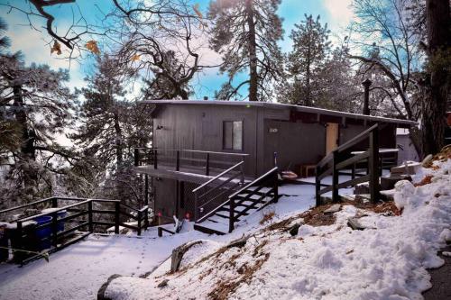 Updated Mountain Cabin Retreat with 180 views off Deck and Balcony in Running Springs, USA